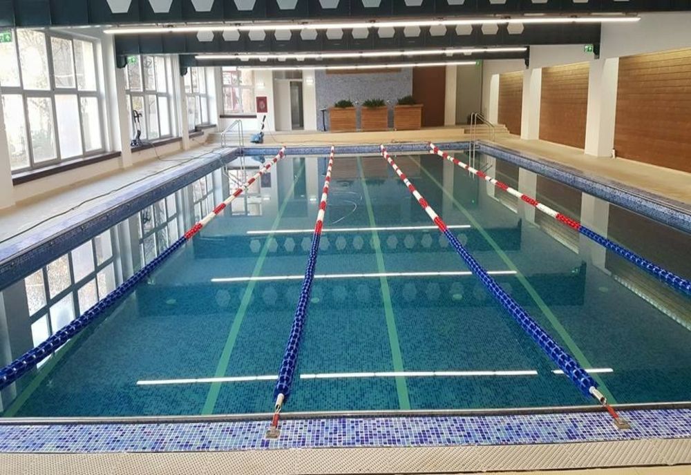 Au fost adoptate regulile după care pot fi folosite bazinele și sălile de sport din școlile din Timișoara, în afara programului de învățământ