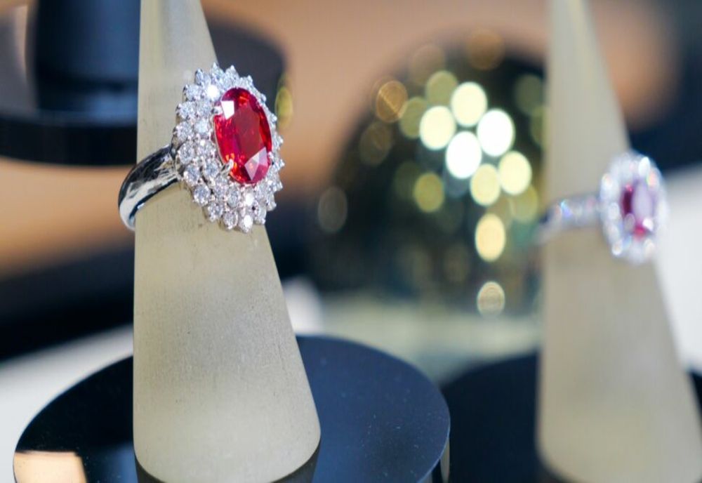 Fals client, adevărat hoț: un bărbat a atacat vânzătoarea dintr-un mall din Timișoara și a încercat să fure o brățară și un inel cu diamant