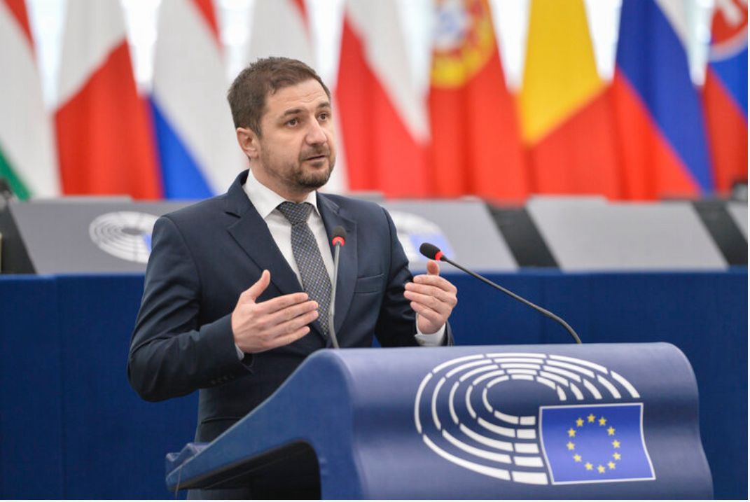 ADRIAN AXINIA (AUR): "LEUL, SACRIFICAT PENTRU INTERESELE ELECTORALE ALE SISTEMULUI"