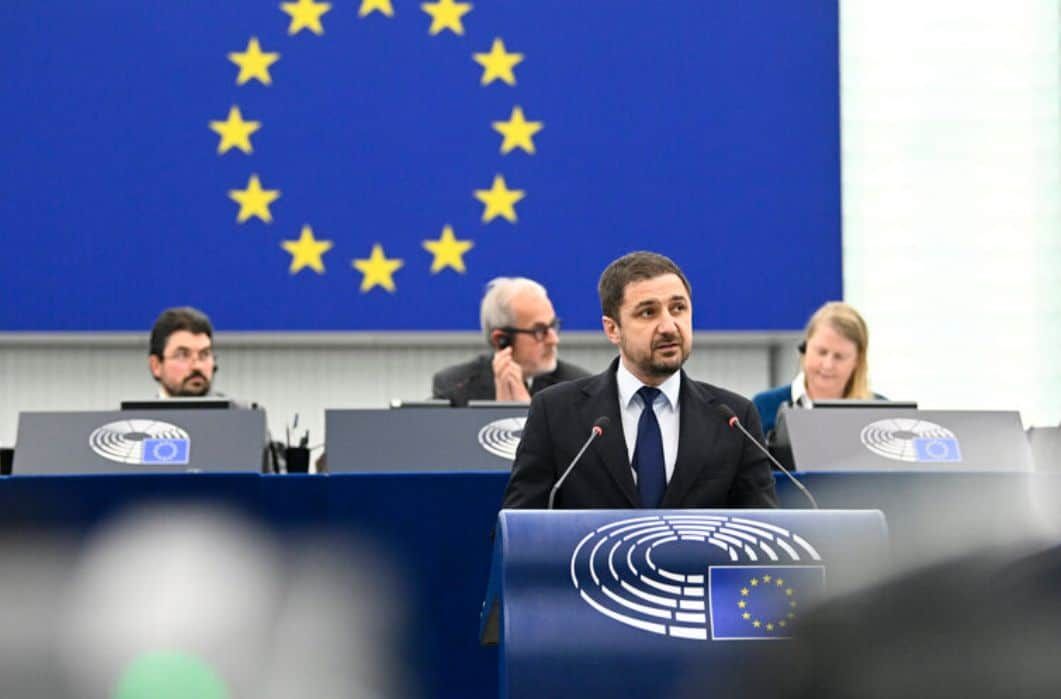 ADRIAN AXINIA (AUR): REFERIRE LA "FAMILIILE CURCUBEU" ELIMINATE DIN RAPORTUL PETI AL PARLAMENTULUI EUROPEAN