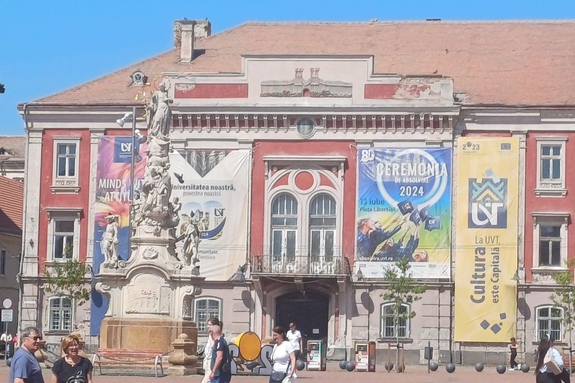 AFIȘE UITATE ÎN TRECUT - NEPĂSARE PE FAȚADA UNEI CLĂDIRI ISTORICE DIN CENTRUL TIMIȘOAREI