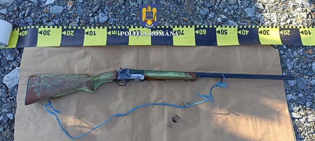 ARME ȘI MUNIȚIE DESCOPERITE ÎN LOCUINȚELE A TREI SUSPECȚI