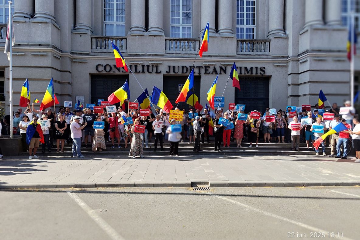 PROTEST PAȘNIC LA TIMIȘOARA: 2000 DE OAMENI AU PROTESTAT ÎMPOTRIVA MĂSURILOR ECONOMICE ȘI A " LOVITURII DE STAT"