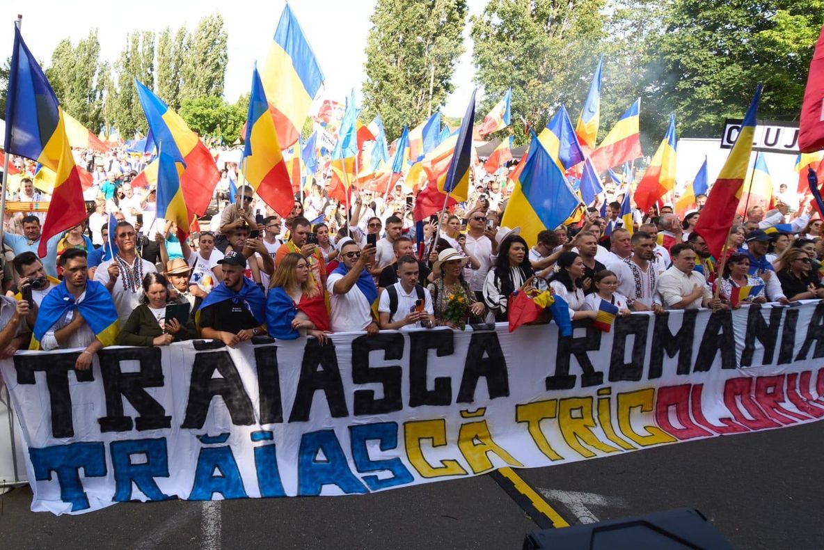 MII DE ROMÂNI AU CELEBRAT DRAPELUL NAȚIONAL LA TÂRGU MUREȘ ÎNTR-UN MARȘ GRANDIOS ORGANIZAT DE AUR