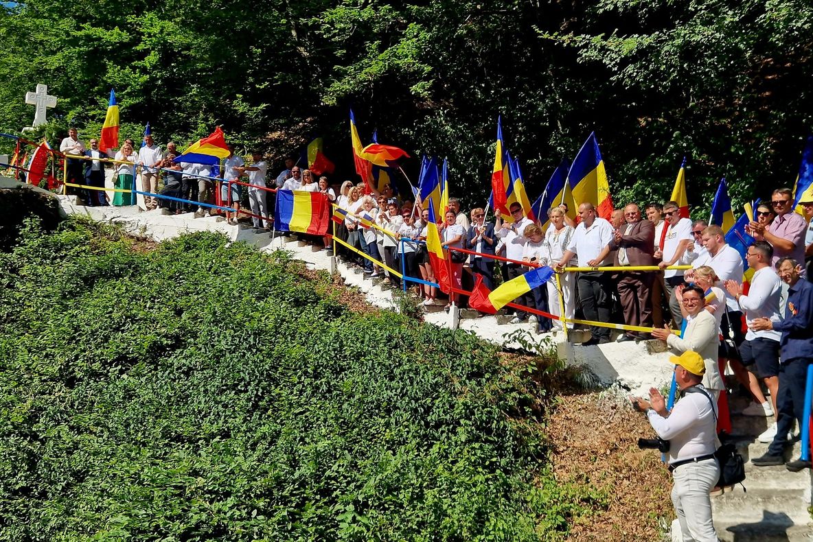 EVENIMENT CU PUTERNIC MESAJ NAȚIONAL: AUR OMAGIAZĂ MOȚII DIN APUSENI