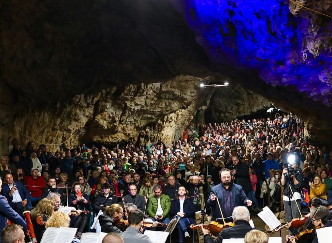 CONCERT SIMFONIC SUB PĂMÂNT: PEȘTERA ROMÂNEȘTI RĂSUNĂ DIN NOU ÎN ELEGANȚA MUZICII CLASICE