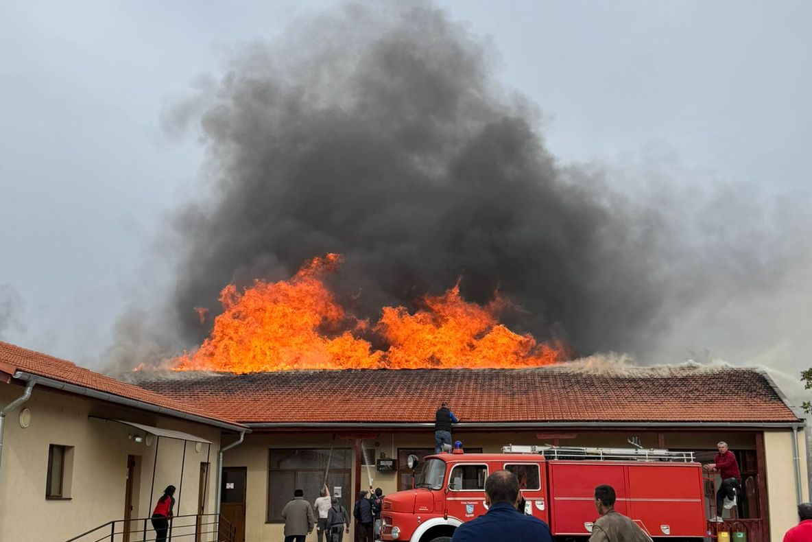 INCENDIU PUTERNIC LA ȘCOALA DIN LOVRIN: ARDE ACOPERIȘUL!