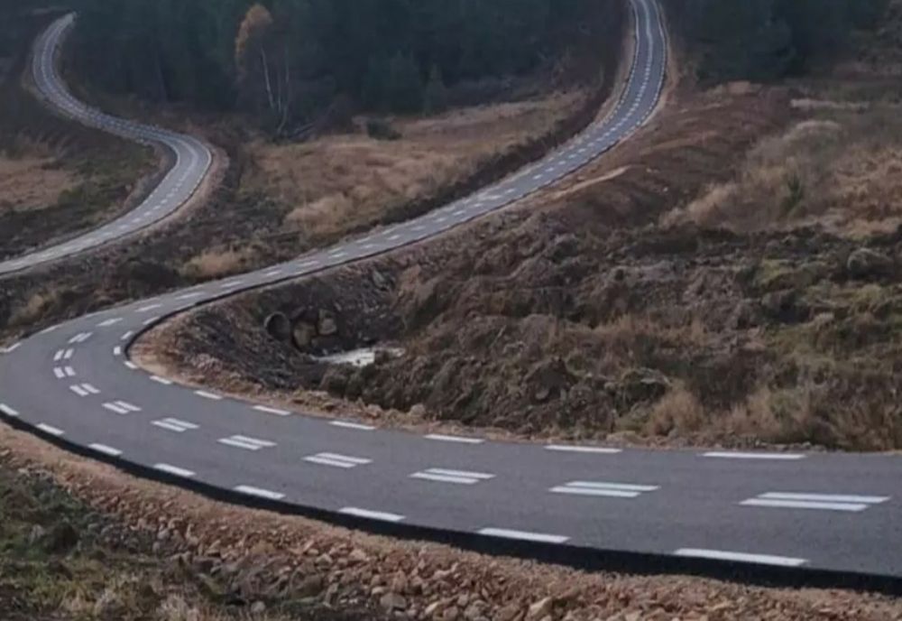 Investiții absurde. Satul din vârf de munte, fără drumuri, dar dotat cu pistă de biciclete FOTO+VIDEO