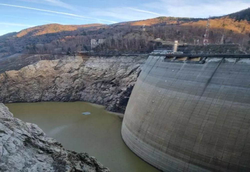 Noi imagini cu lacul Vidraru aproape gol. Nivelul apei a scăzut cu 100 de metri, peisajul este SPECTACULOS 