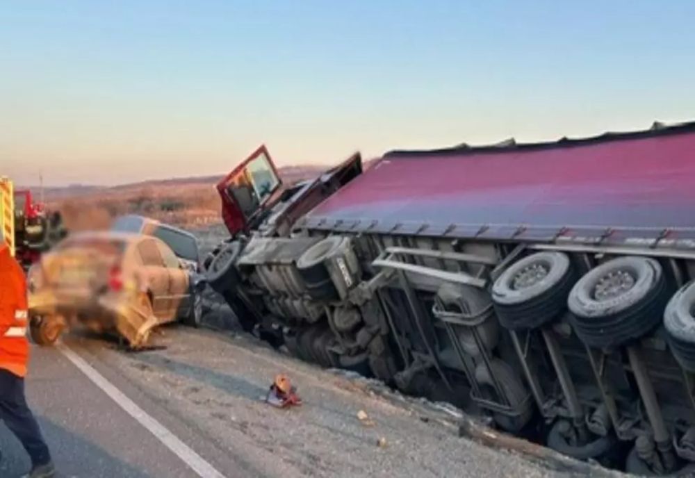 Șofer de TIR, mort pe loc într-un accident cumplit pe centura Lugojului! Camionul s-a răsturnat după ce bărbatul a pierdut controlul volanului