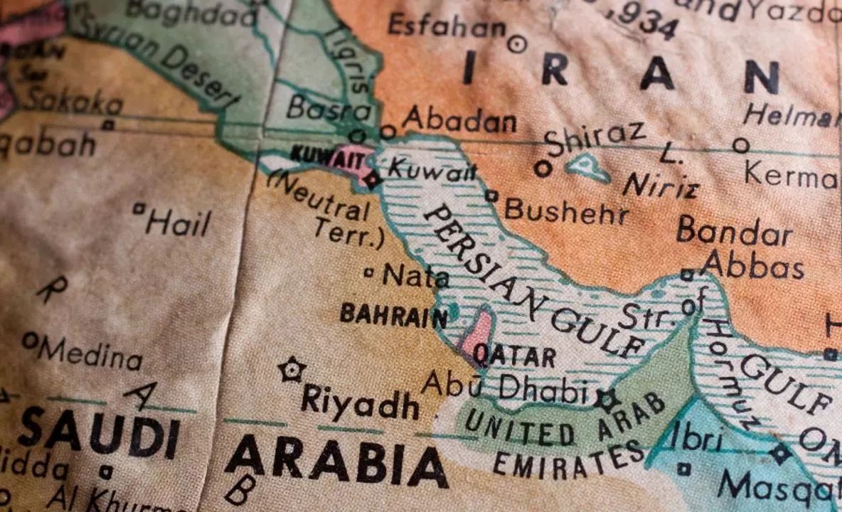 Focuri de armă în Strâmtoarea Ormuz. Iranul a închis din nou strâmtoarea