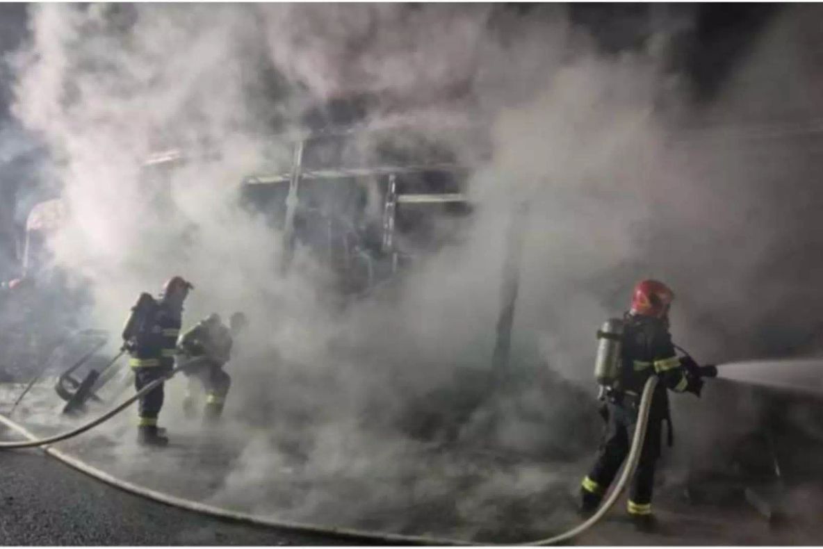 Incendiu pe autostrada A1, în județul Timiș. Un TIR care transporta aparatură fitness a ars ca o torță