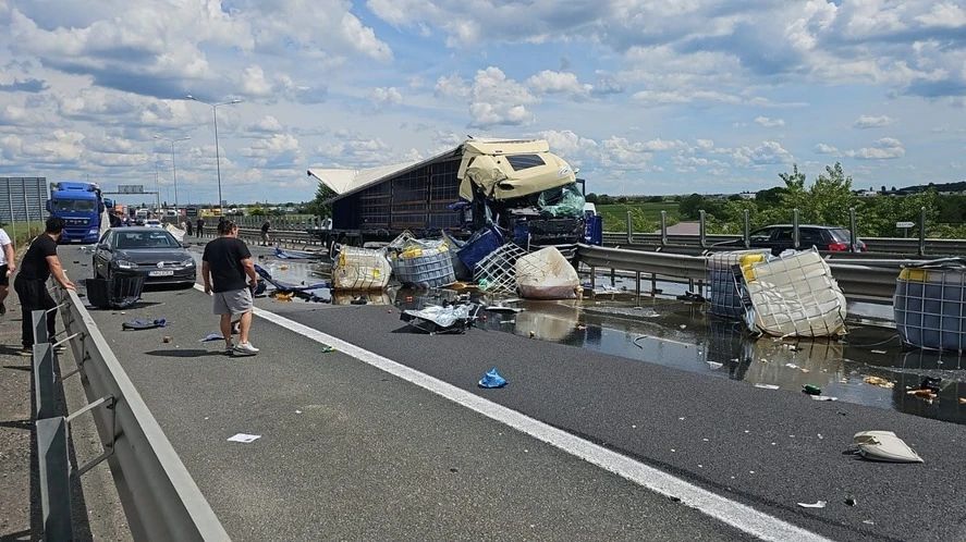 Accident între două TIR-uri pe autostrada A1, în Arad. Traficul spre Nădlac a fost deviat