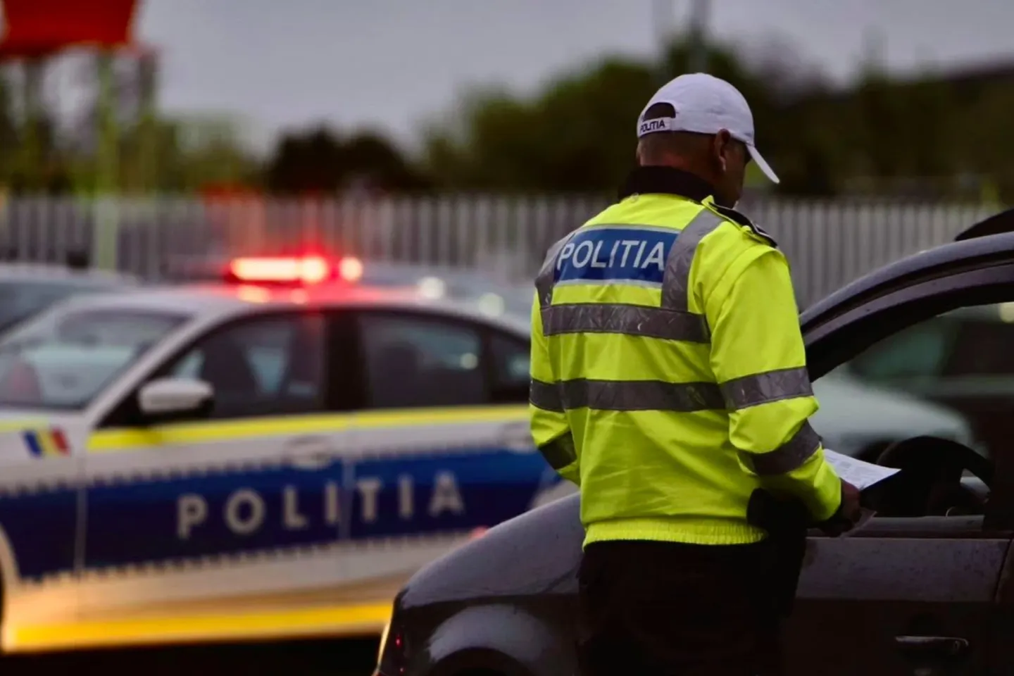 Un bărbat din Brăila, arestat după ce a fost prins furând mâncare din frigiderul unei case. Cum a intrat în locuință