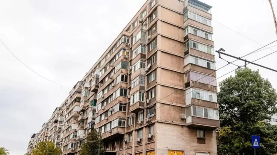 O femeie din Timișoara a căzut de la etajul 3 în timp ce spăla geamurile