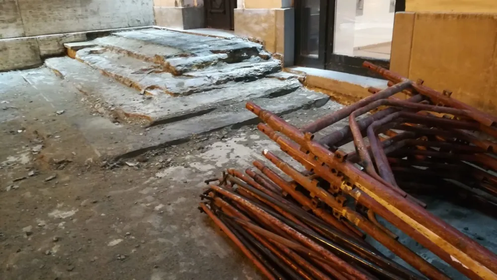 Schelă doborâtă de vânt, în centrul Timișoarei. Pericolul a fost mare!