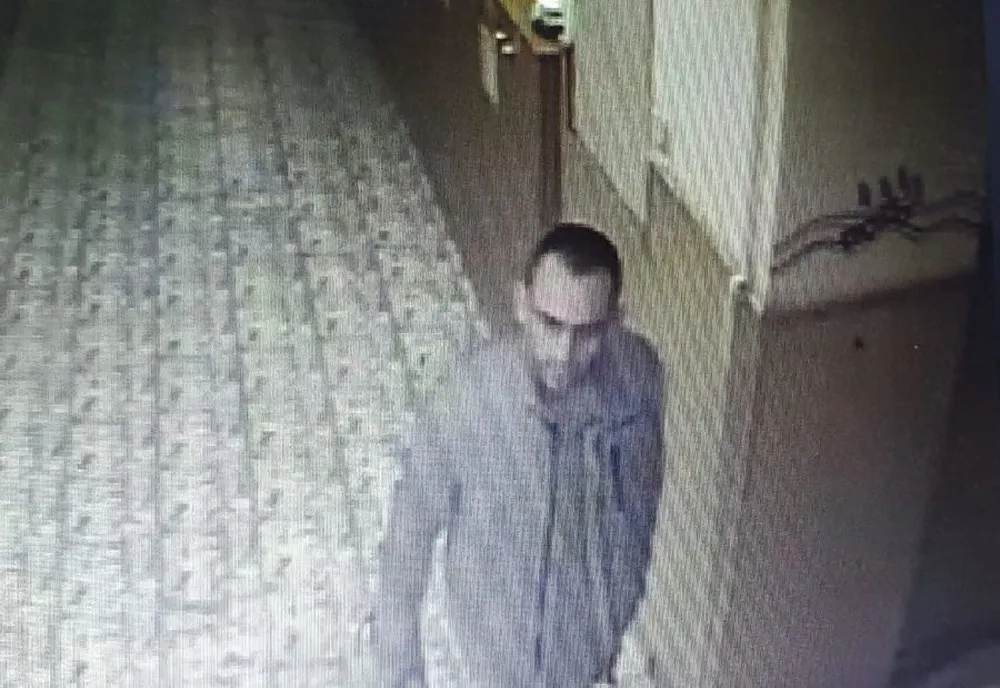 Bărbat căutat de polițiști după ce a intrat în toaleta fetelor într-un liceu din Timișoara
