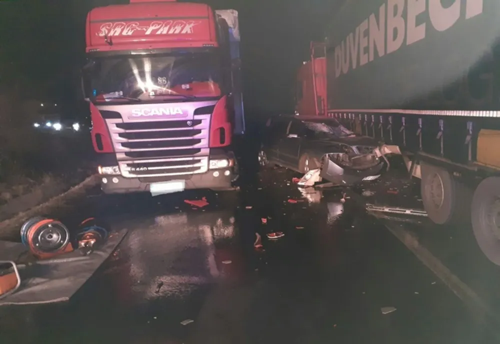 Accident cumplit.  Un autoturism s-a lovit de două TIR-uri