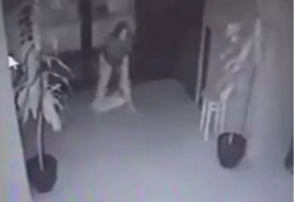Femeia care și-a trântit bebelușul la pământ, într-o criză de gelozie, propunere de arestare preventivă