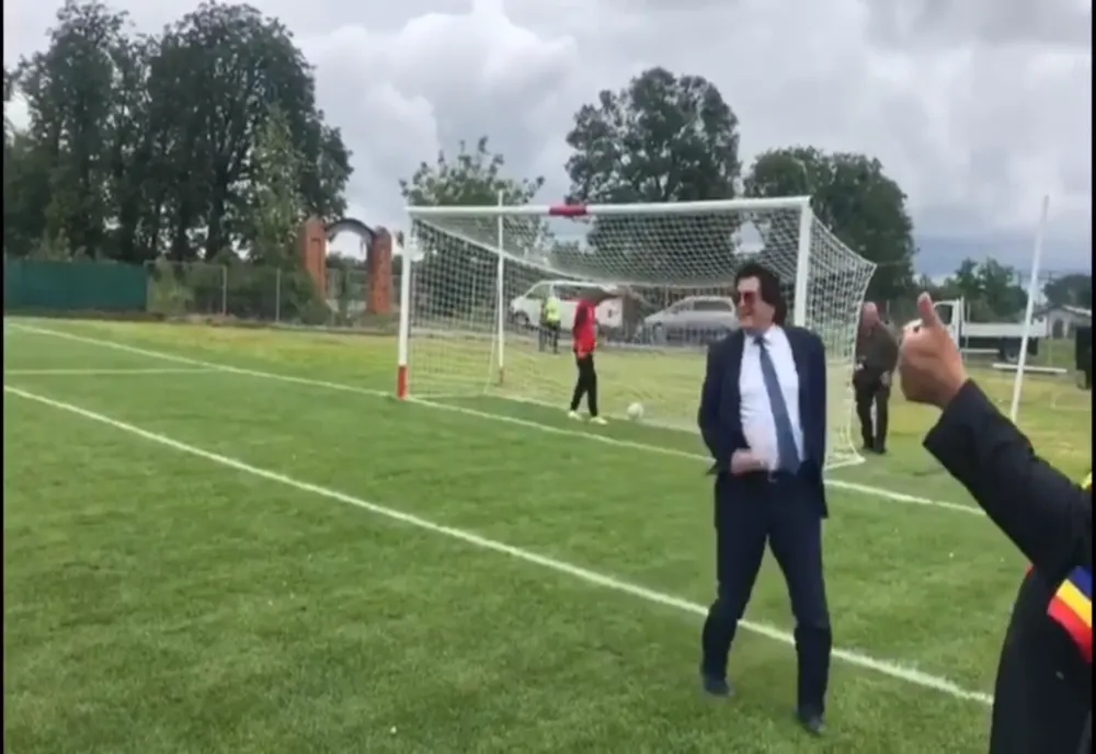 Penalti: inaugurare sfidătoare a unui teren de fotbal din Timiș