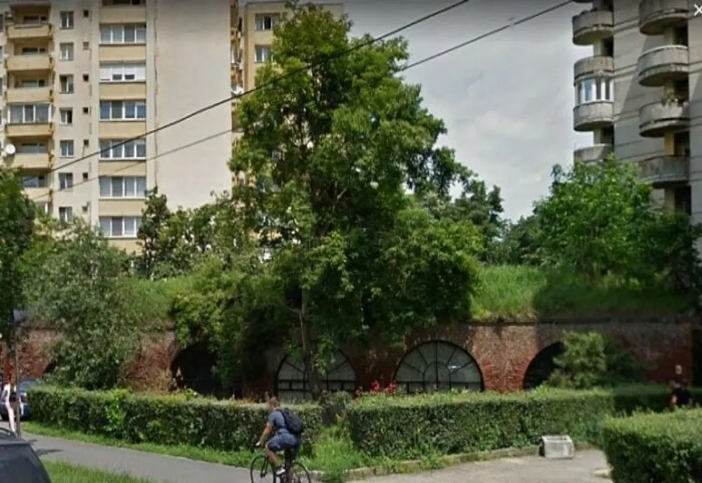 Zid de apărare din vechiile fortificații, transformat în galerie de artă