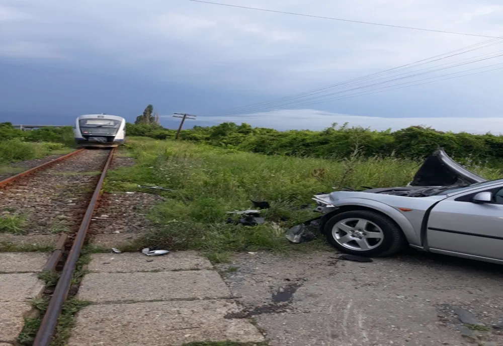 Mașină lovită de tren