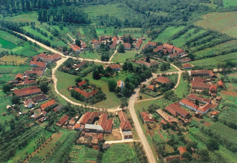 Discover Timiș: Charlottenburg, satul rotund