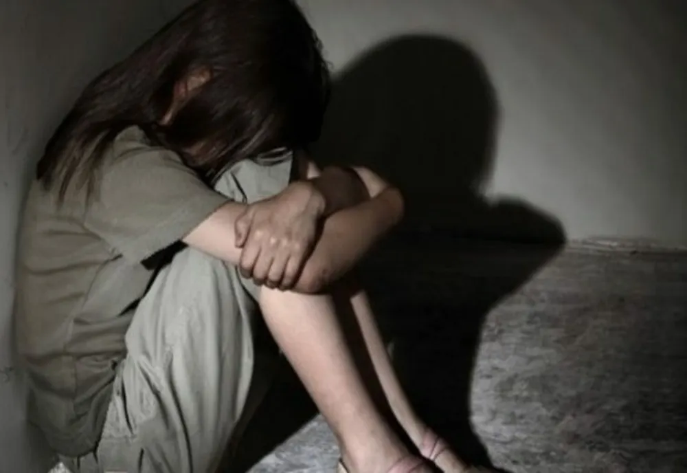 Copilărie distrusă: părinți acuzați că și-au abuzat sexual copila