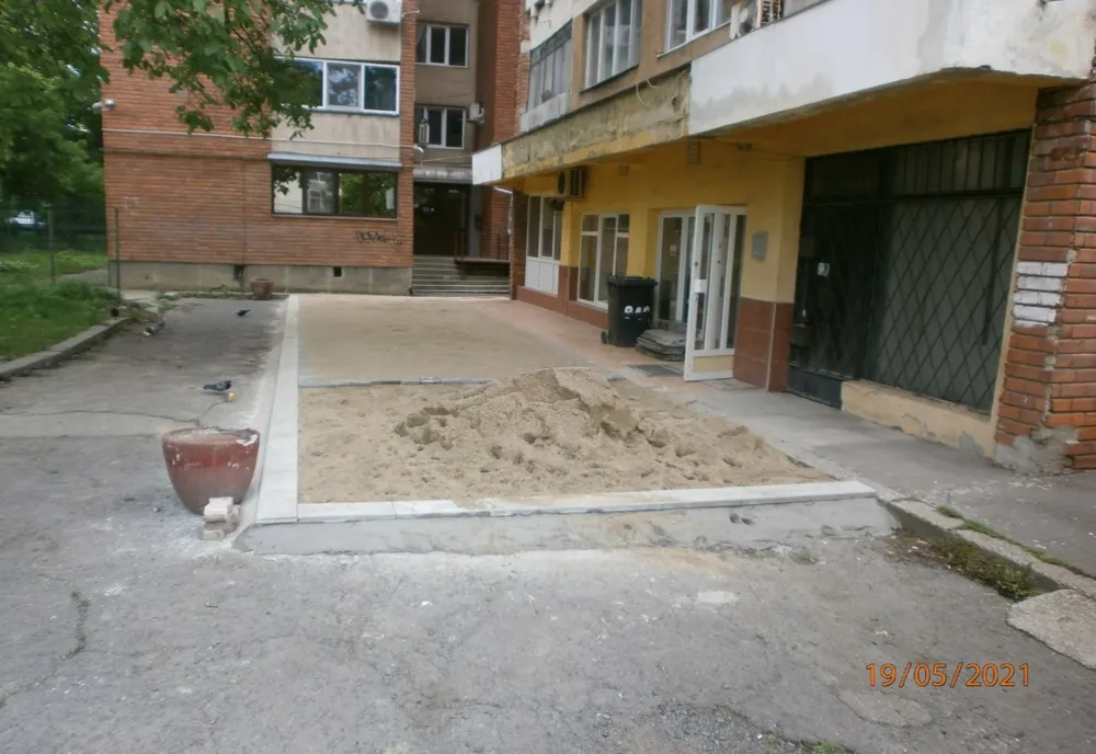 Terasa demolată: proprietarul unui restaurant a amenajat-o sub geamurile vecinilor