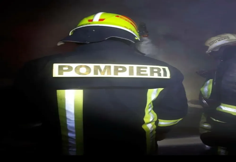 Un om a murit într-un incendiu care a cuprins un apartament din Giroc. Alții doi s-au intoxicat cu fum
