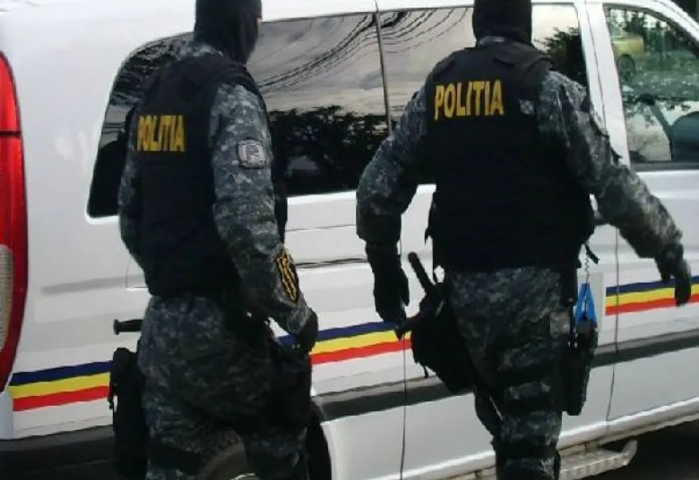 Opt percheziţii în judeţele Suceava şi Timiş, într-un dosar de contrabandă cu ţigări