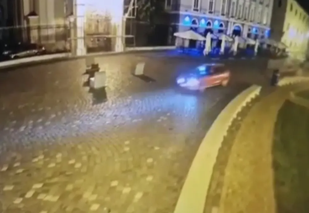  Plimbările cu mașina prin Piața Unirii, zonă pietonală, costă scump