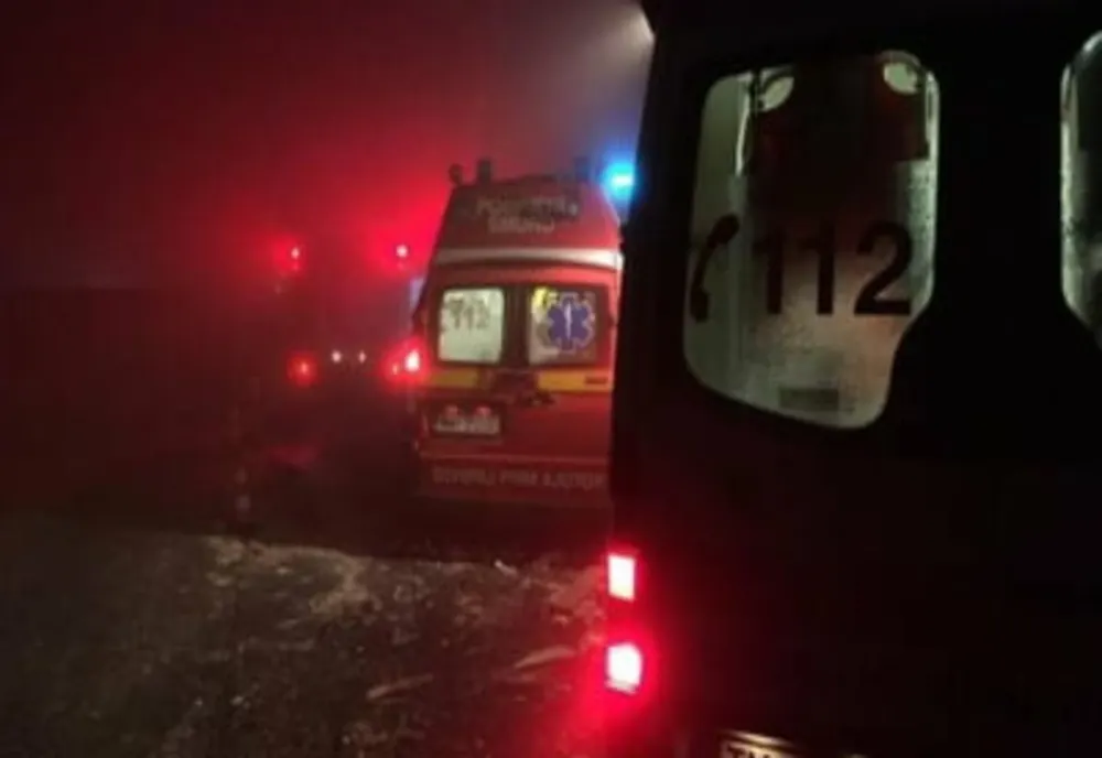  Opt persoane, transportate la spital în urma unui accident. Șoferița și o pasageră au fugit de la fața locului