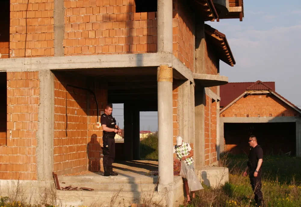 Reținut după ce a furat de pe un șantier în construcții panouri de cofrag