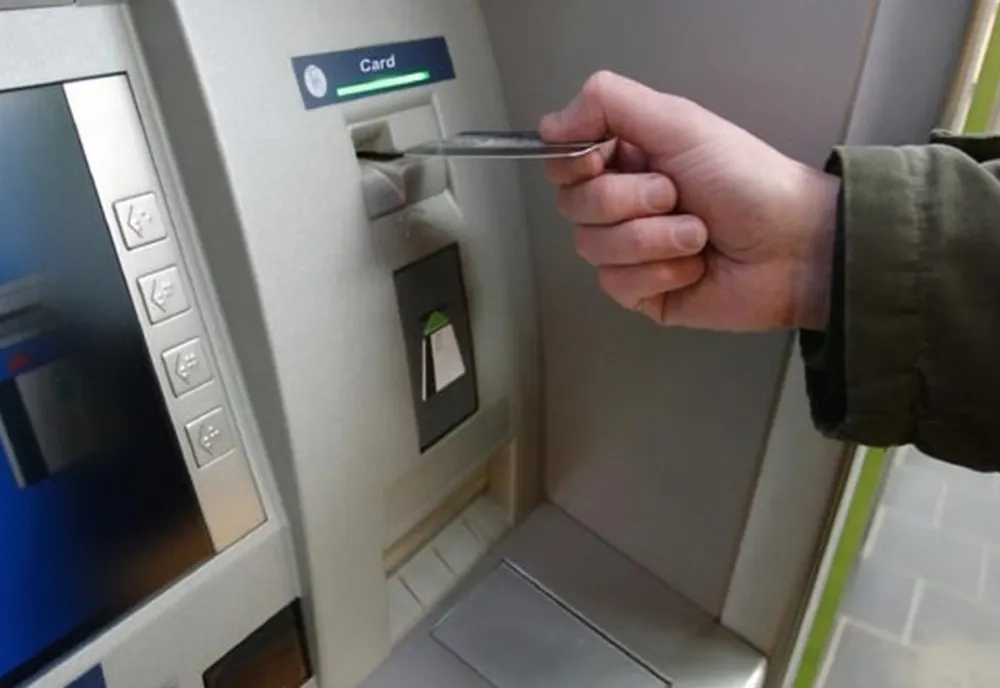 Reținută după ce a furat un card și s-a apucat de cumpărături cu banii de pe el