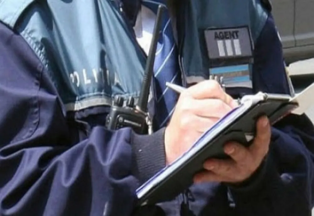 Elevi claie peste grămadă în microbuzul care îi duce la școală. Reacția poliției