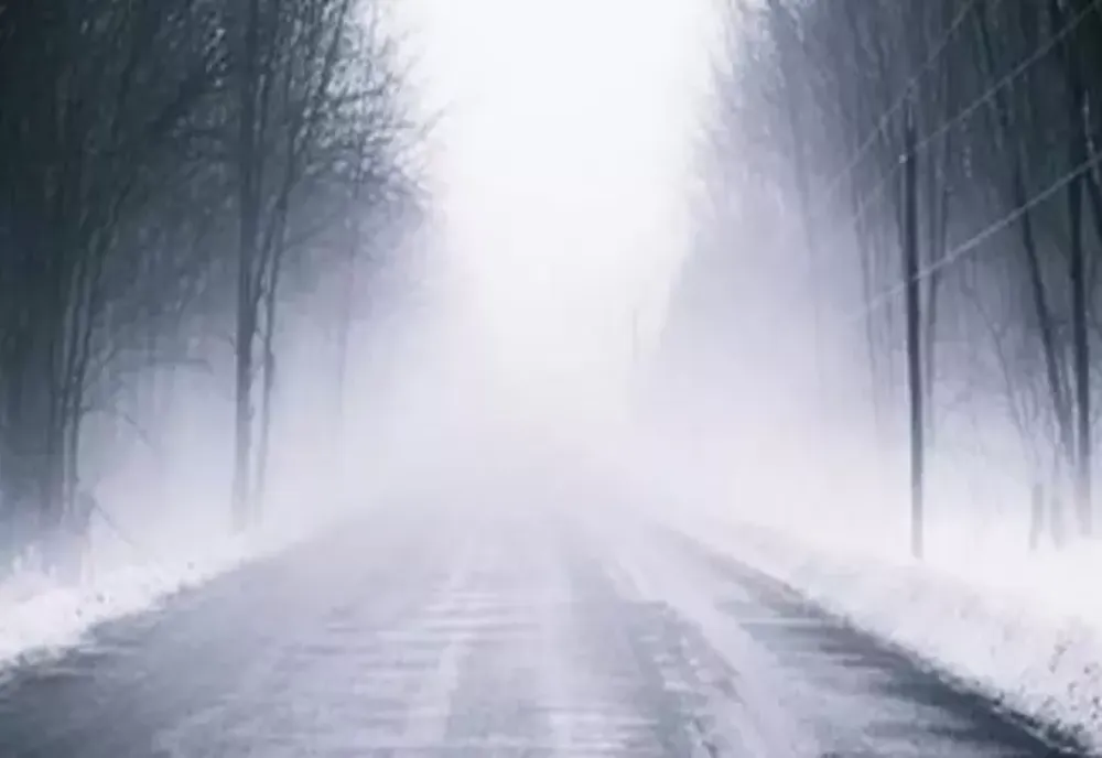 Cod galben de ceață densă în zone din trei județe, luni dimineața