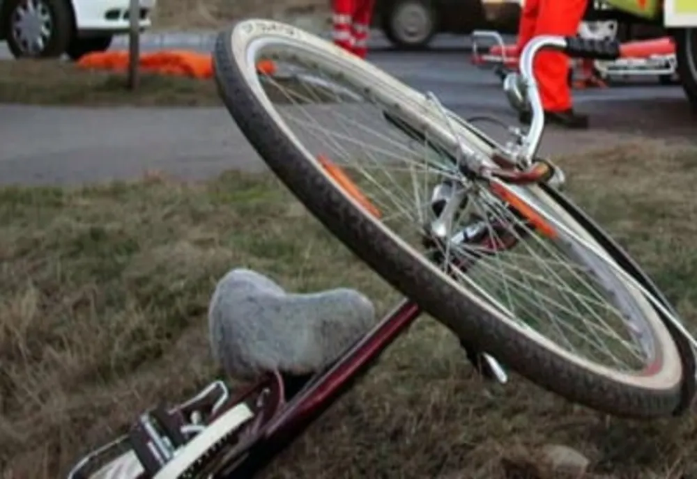 Accident lângă Timișoara: o femeie care circula pe bicicletă a fost lovită de o mașină
