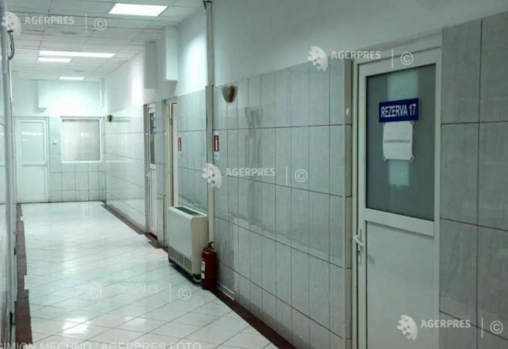 Chetă pentru dezinfectanți și hârtie igienică într-un spital din Timișoara