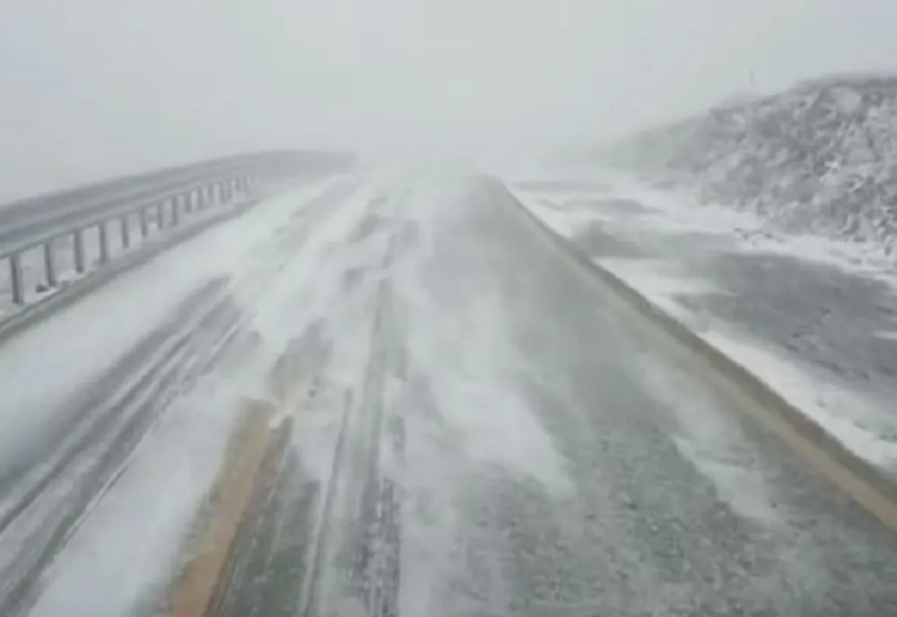 CIRCULAȚIA RUTIERĂ PE TRANSALPINA, ÎNCHISĂ DIN CAUZA VISCOLULUI ȘI ZĂPEZII