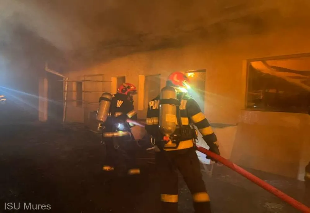 O FEMEIE ȘI-A PIERDUT VIAȚA ÎNTR-UN INCENDIU IZBUCNIT ÎNTR-UN IMOBIL DIN PIAȚA TRAIAN