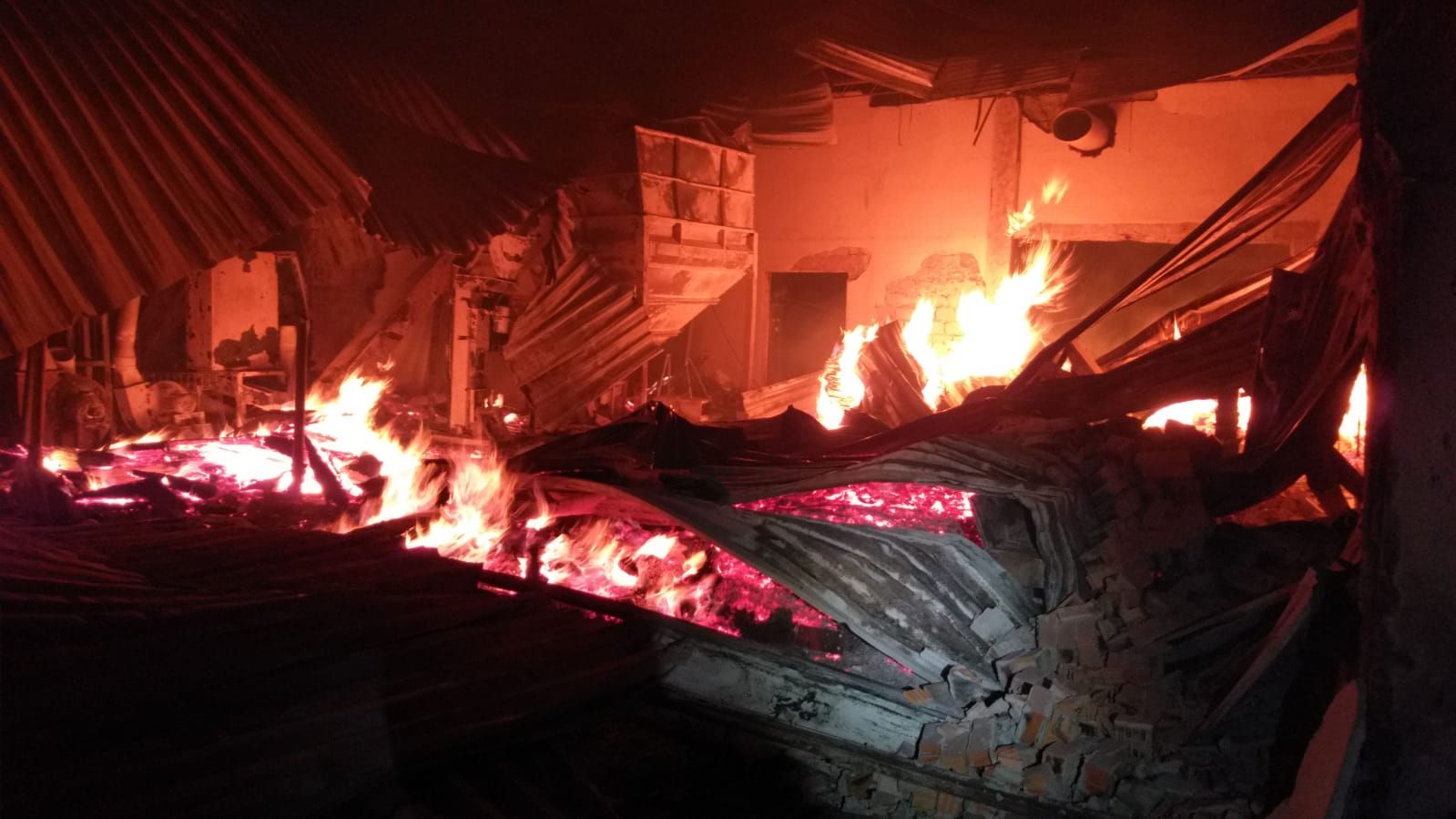 incendiu-hala-lemne-Criciova (1)