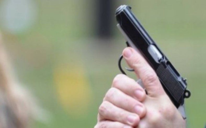 urmarit focuri de arma