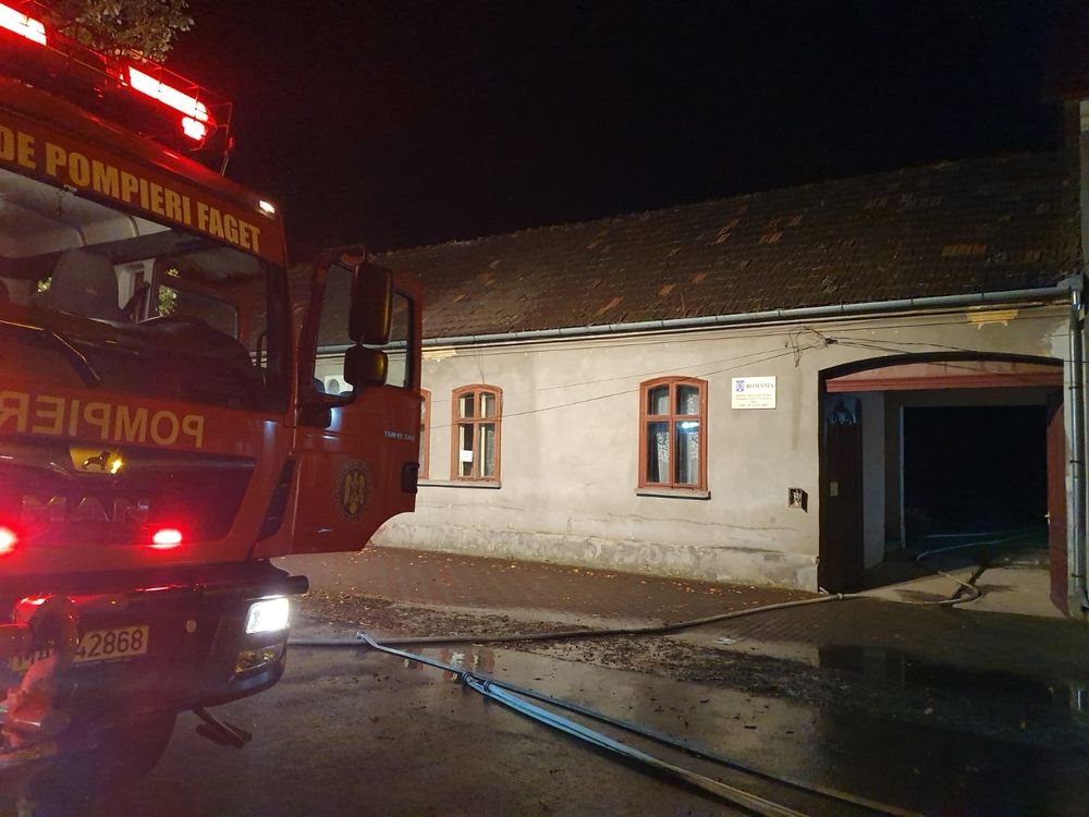 Pompierii au salvat din flăcări doi oameni a căror casă a fost distrusă de incendiu