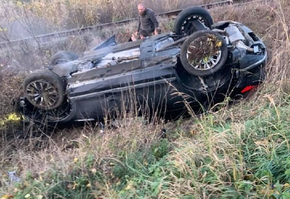 Accident în apropiere de Timișoara. Mașina unui sârb a ajuns cu roțile în sus