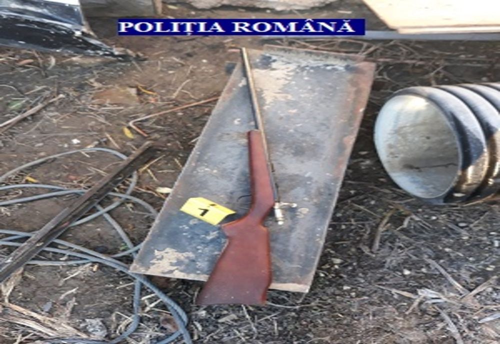 Arad: AUDIO FOTO Arme, trofee de vânătoare și ATV-uri folosite la braconaj, confiscate de polițiști. 3 bărbați, reținuți