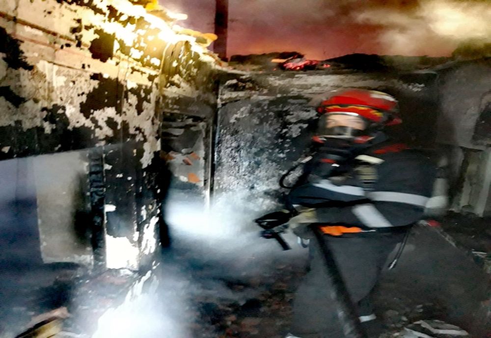 Arad: AUDIO FOTO Un bărbat de 62 de ani a murit după ce casa i-a luat foc din cauza unui scurt circuit