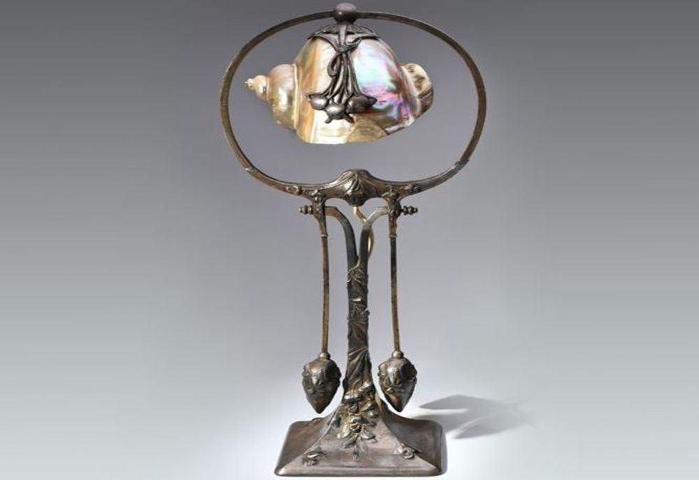O lampă din argint în stil Art Nouveau, exponatul lunii la Muzeul Național al Banatului din Timișoara
