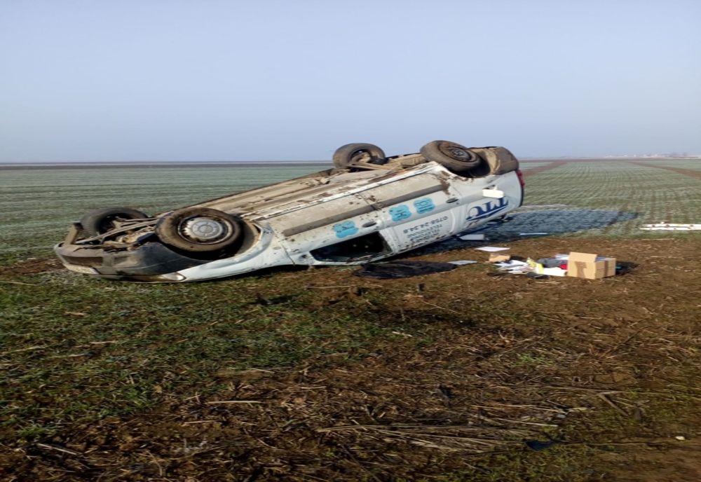 Șofer scăpat teafăr, ca prin minune, după ce mașina s-a răsturnat