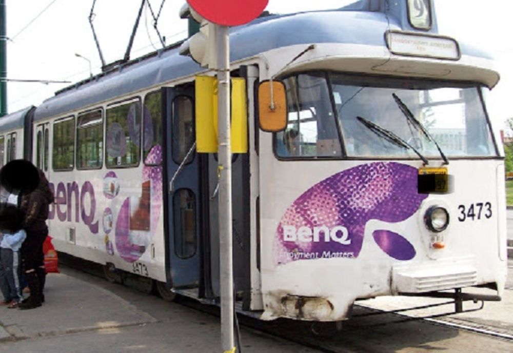 Agresată în tramvai